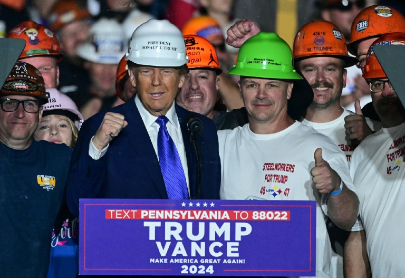 Trump entourés d'ouvriers sidérurgistes à Latrobe, en Pennsylvanie, le 19 octobre 2024 © Jim WATSON