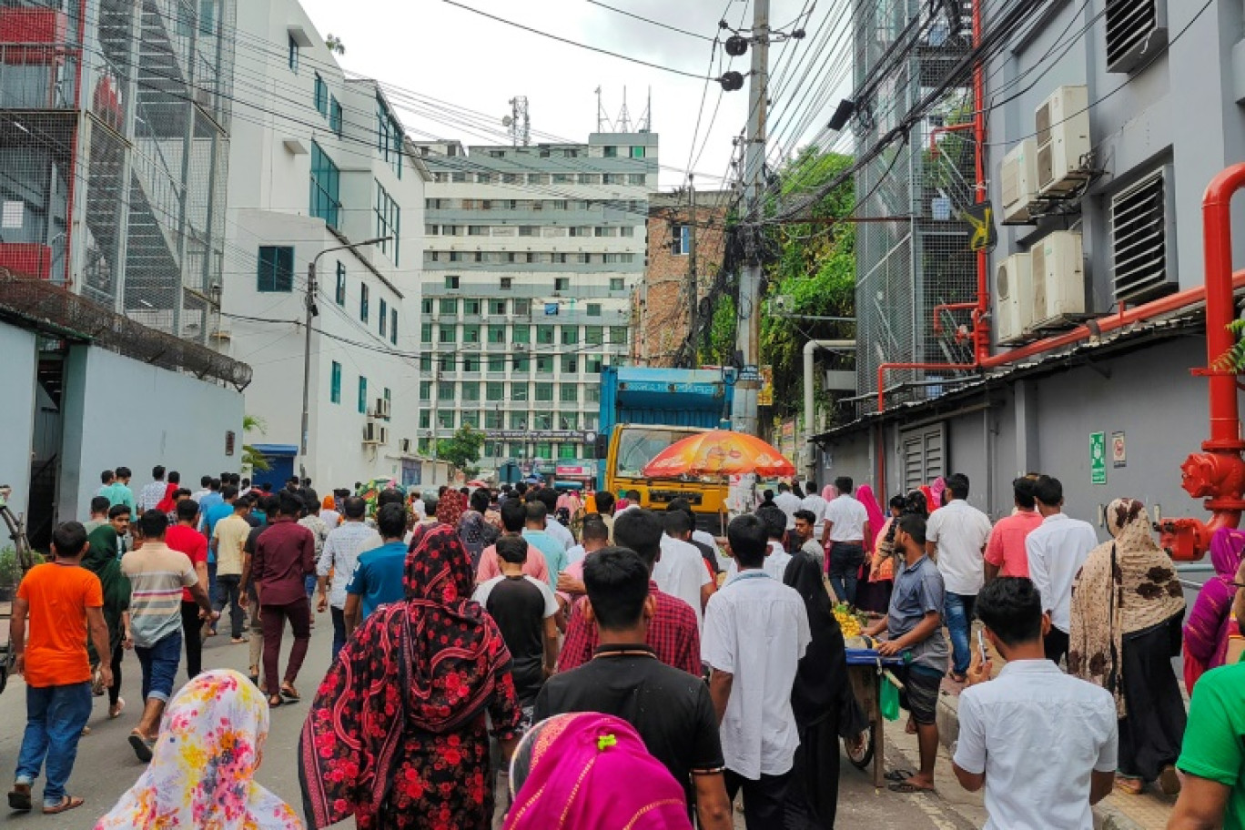 Des ouvriers du textile prennent leur pause déjeuner à Dacca (Bangladesh), le 24 juillet 2024 © Maruf Hasan