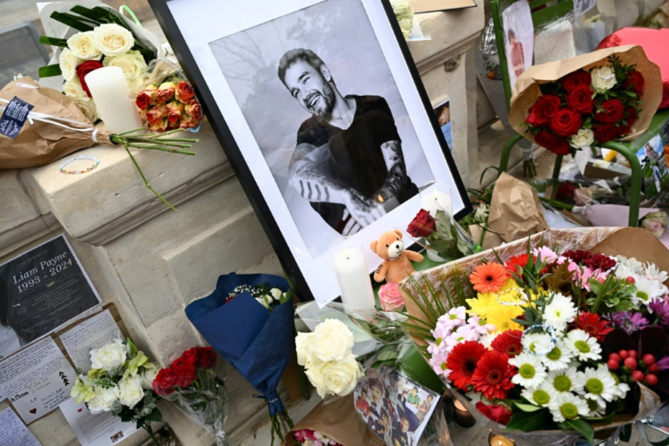 Des fans rendent hommage à l'ancien chanteur des One Direction Liam Payne, au jardin des Tuileries, le 20 octobre 2024 à Paris © Bertrand GUAY