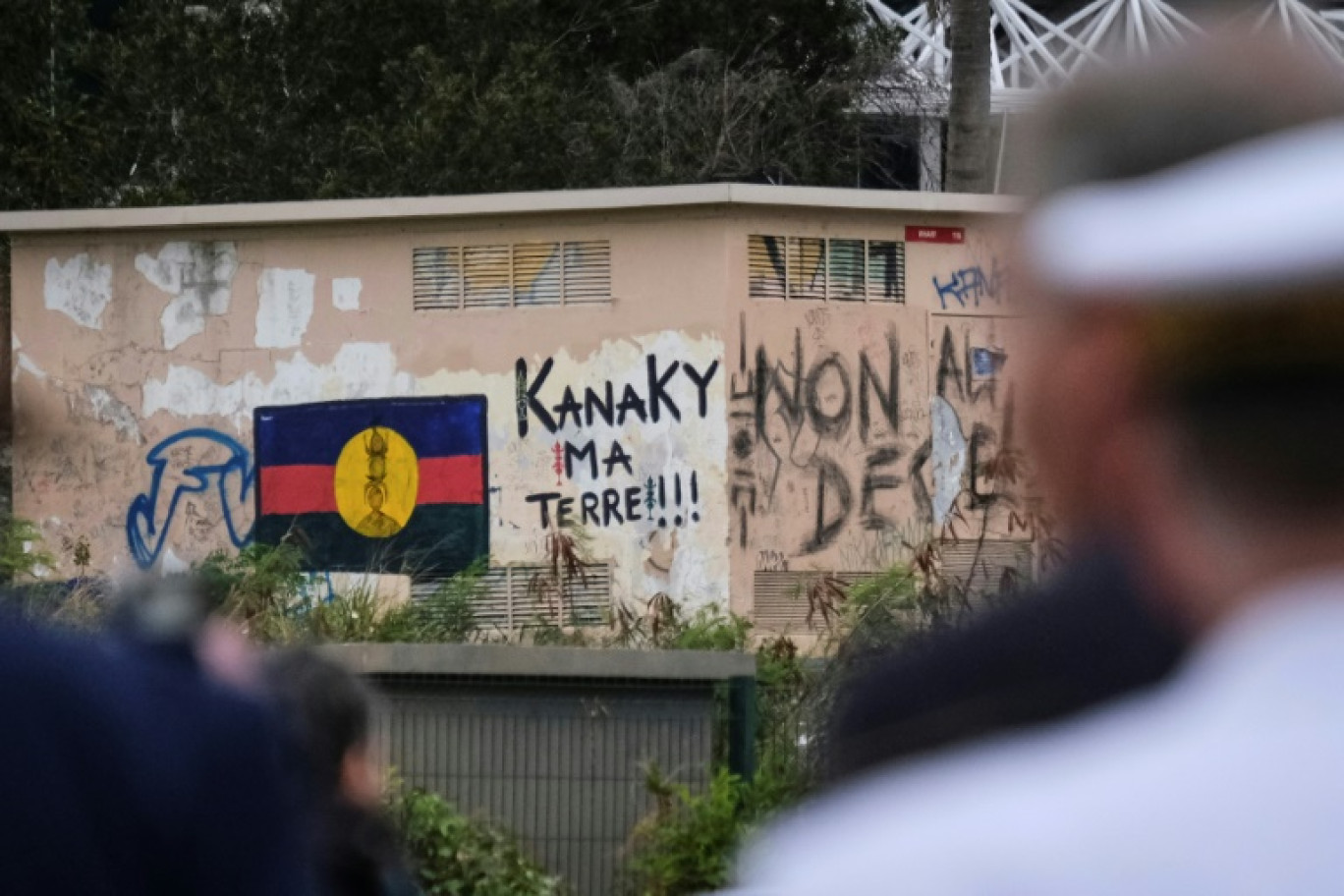 Un drapeau du FLNKS peint sur un mur à Nouméa, le 16 octobre 2024 © Theo ROUBY