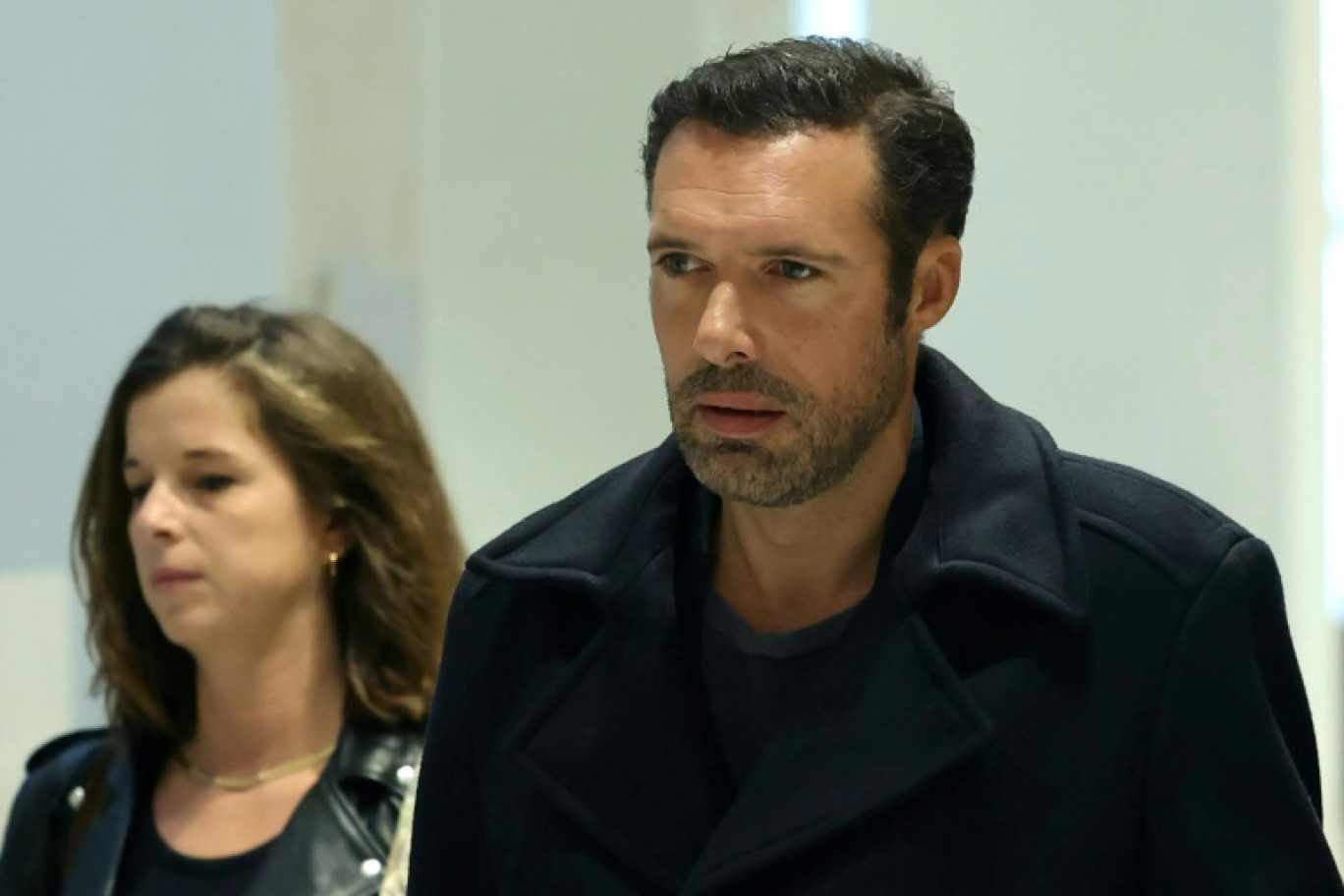 L'acteur et réalisateur Nicolas Bedos (d) arrive au tribunal de Paris, le 26 septembre 2026 © Thomas SAMSON