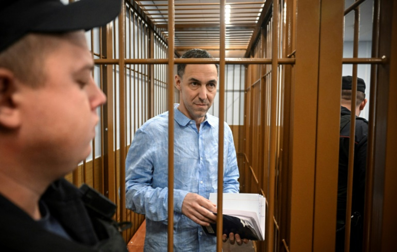 Le Français Laurent Vinatier dans un box du tribunal Zamoskvoretski à Moscou le 14 octobre 2024 © Alexander NEMENOV