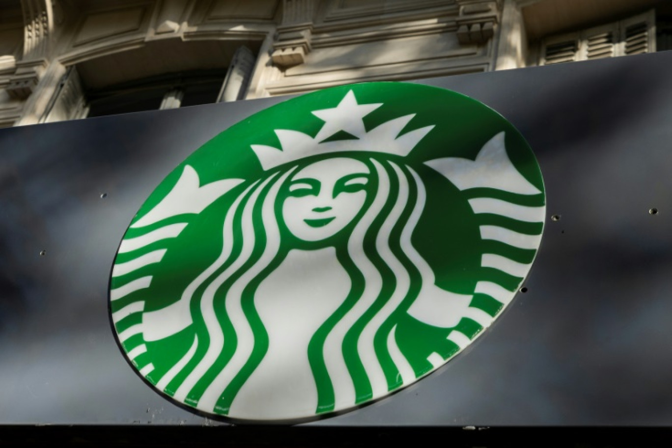 Le géant américain du café Starbucks, en difficulté depuis plusieurs mois et qui a changé de patron soudainement cet été, a prévenu de nouvelles contre-performances au quatrième trimestre de son exercice décalé © Grégoire CAMPIONE