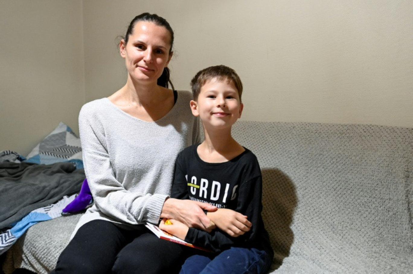 Iryna Baranovska avec son  fils Roman, dans leur appartement à Jarville, en Meurthe-et-Moselle, le 21 octobre 2024 © Jean-Christophe VERHAEGEN