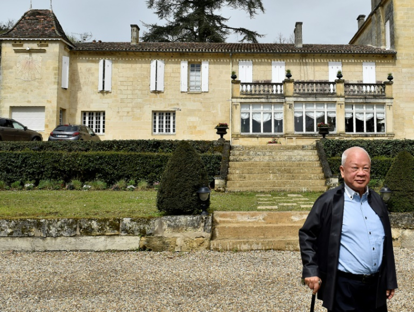 Peter Kwok, homme d'affaires hongkongais né au Vietnam, propriétaire de sept châteaux bordelais, devant le château Bellefont-Belcier, à Saint-Laurent-des-Combes, en Gironde, le 11 avril 2018 © GEORGES GOBET