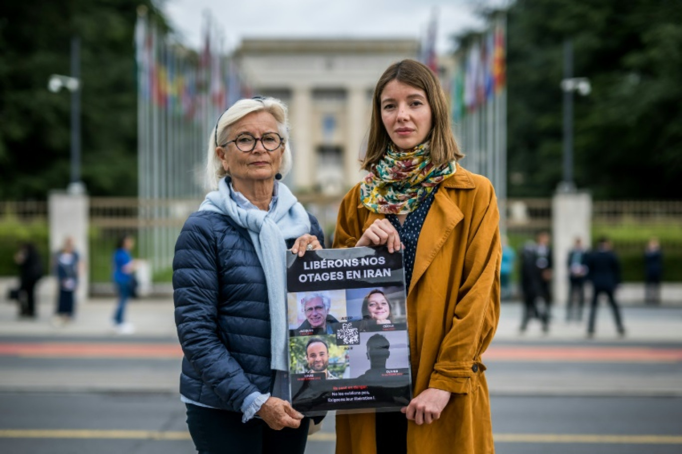 Sylvie Arnaud, mère de Louis Arnaud (g) et Noemie Kohler, sœur de Cécile Kohler (d), deux parents de Français détenus en Iran, posent devant les bureaux des Nations Unies à Genève, le 27 mai 2024 © Fabrice COFFRINI