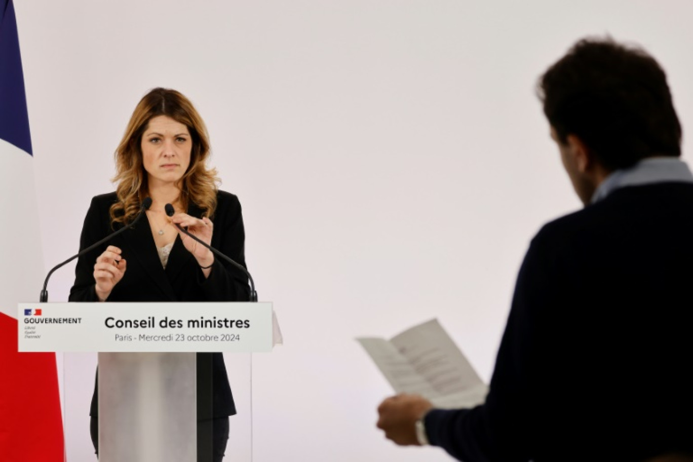 La porte-parole du gouvernement Maud Bregeon écoute le 23 octobre 2024 un journaliste s'exprimant au nom de l'Association de la presse présidentielle lors du compte-rendu du Conseil des ministres © Ludovic MARIN