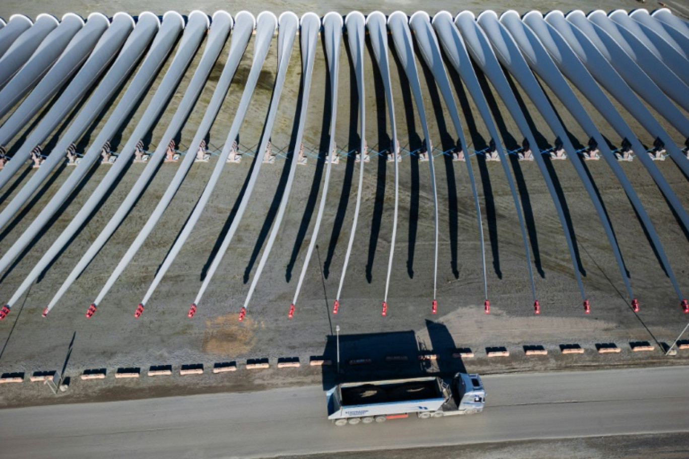 Vue aréienne de pales d'éoliennes sur le site de Vestas, le 15 octobre 2024, à Odense, au Danmark © Jonathan NACKSTRAND