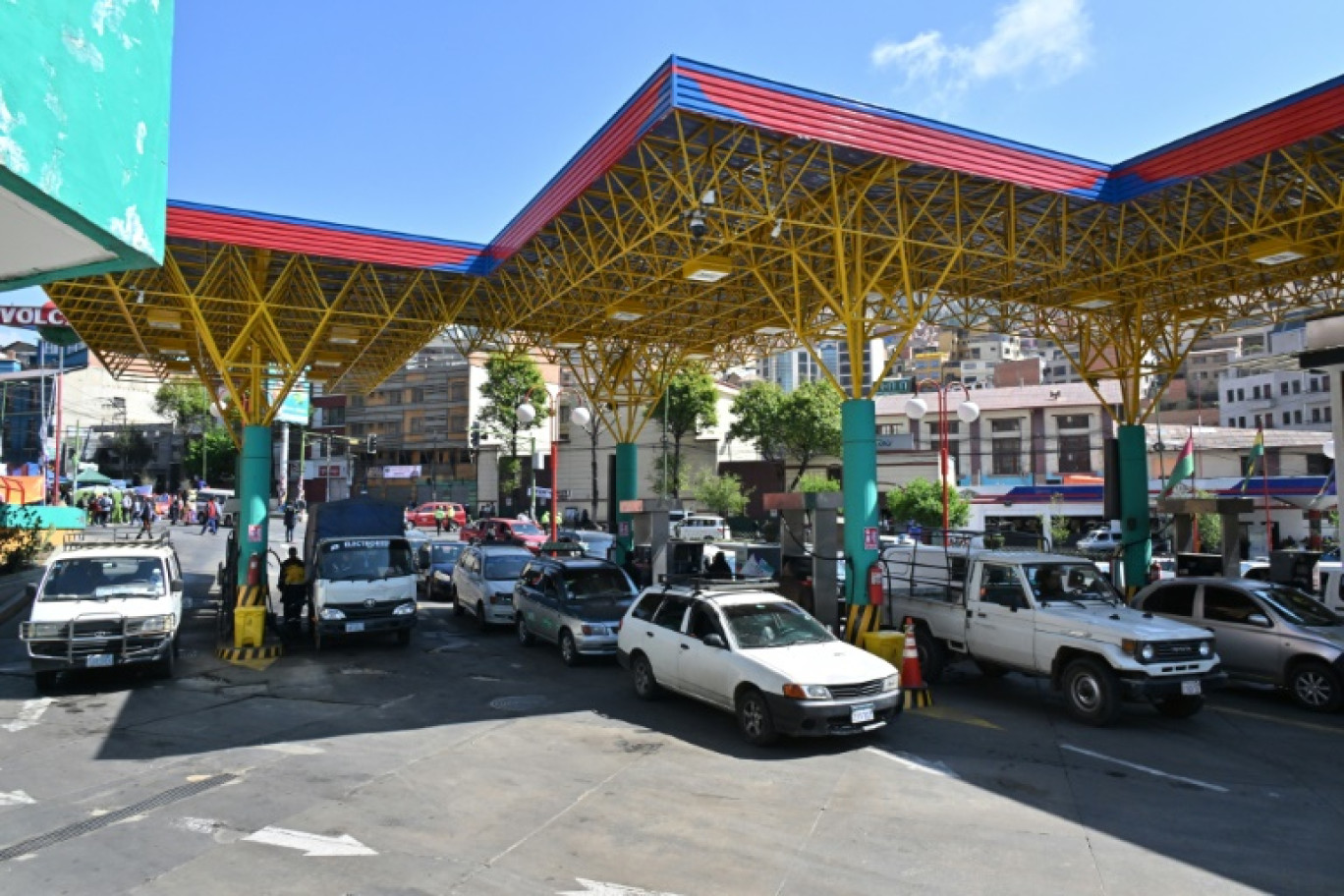 Des véhicules font la queue pour faire le plein lors d'une grève du secteur des transports de 24 heures due à une pénurie de carburant à La Paz, le 23 octobre 2024. © AIZAR RALDES