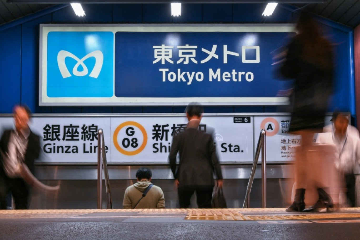 Une entrée de la station Shimbashi (centre) du métro de Tokyo, géré par Tokyo Metro Co. qui a fait ses premiers pas en Bourse. Photo prise le 21 octobre 2024 © Richard A. Brooks