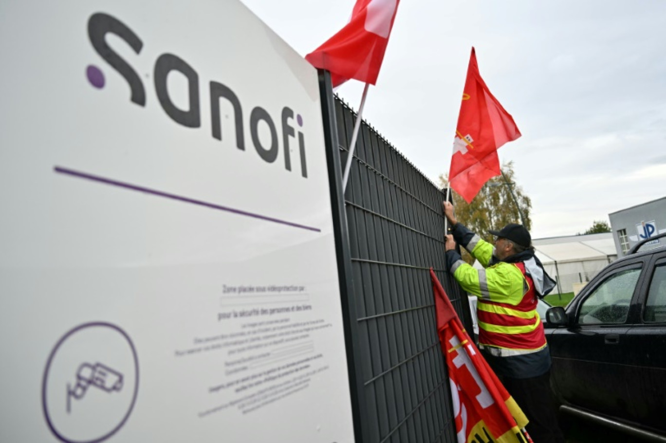 Des grévistes à l'usine Sanofi de Lisieux le 17 octobre 2024 © LOU BENOIST