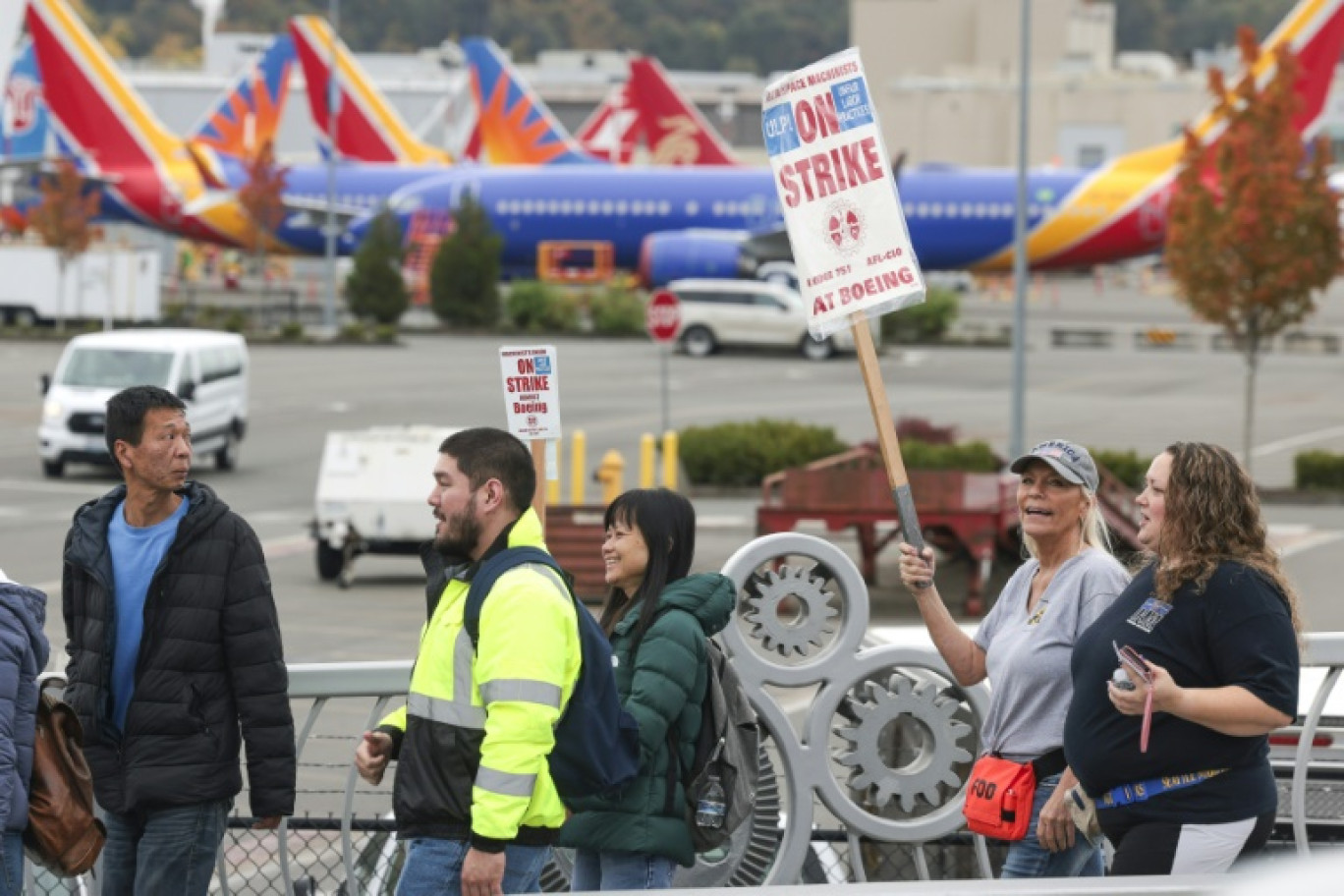 Des grévistes de Boeing après un rassemblement du syndicat IAM à Seattle aux Etats-Unis, le 15 octobre 2024 © Jason Redmond