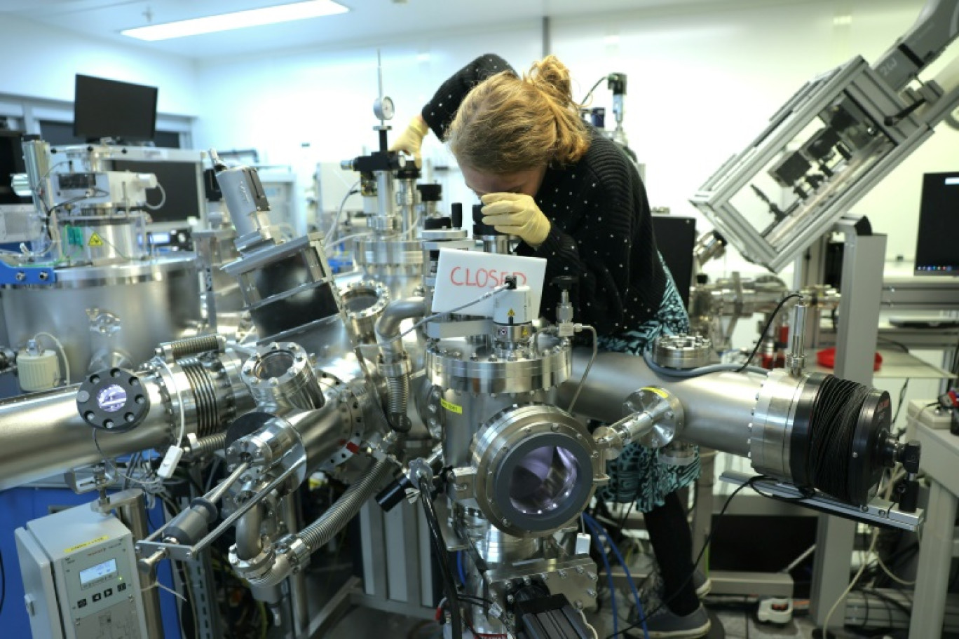 Dans un laboratoire de recherche du groupe de haute technologie Thales à Palaiseau, près de Paris, le 16 octobre 2024 © Thomas SAMSON