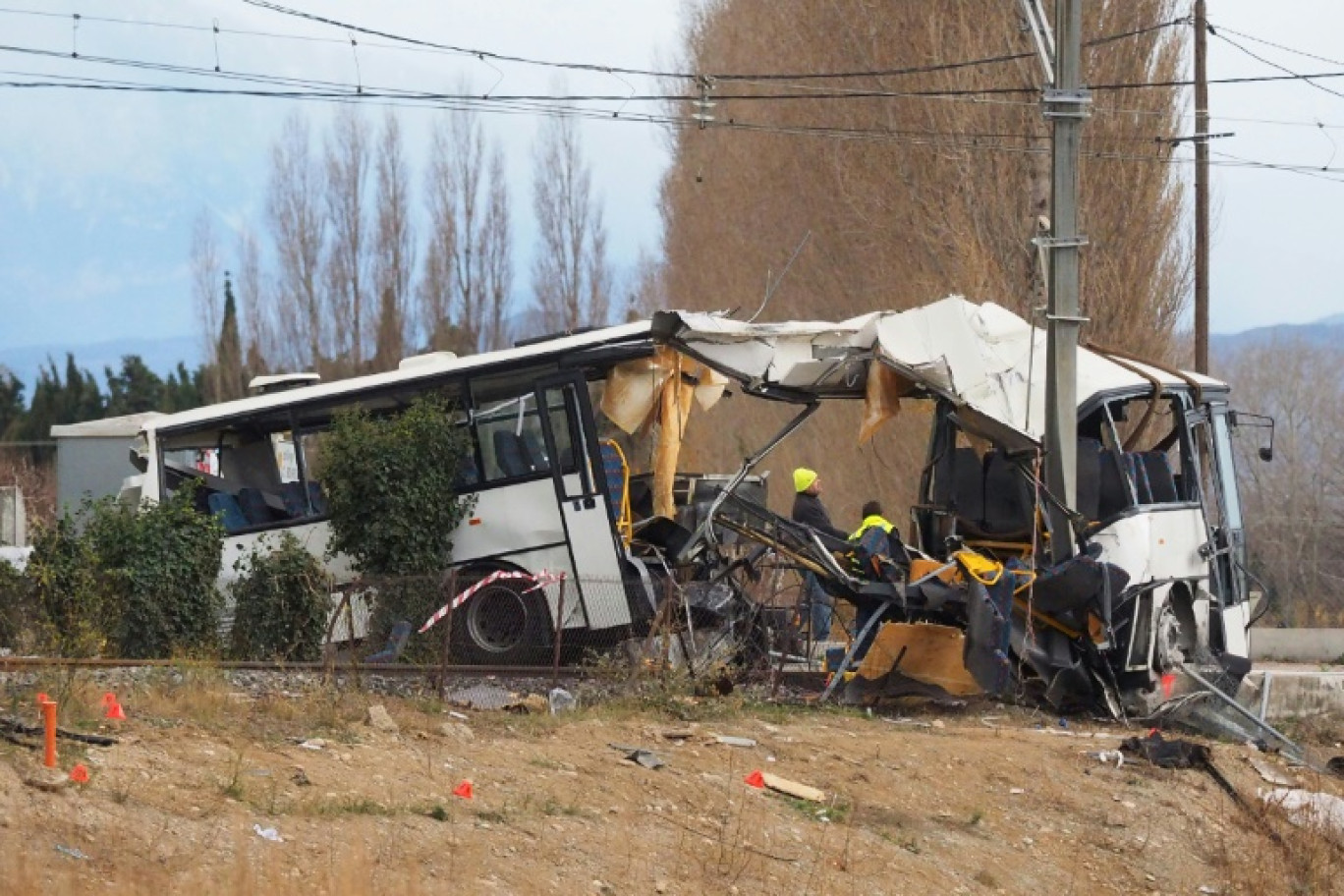 La carcasse d'un car scolaire heurté par un train, le 15 décembre 2017 à Millas, dans les Pyrénées-Orientales, au lendemain de l'accident © RAYMOND ROIG