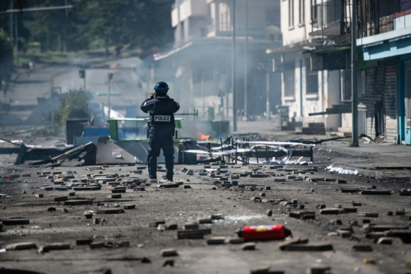 Un policier dans une rue de Nouméa, en Nouvelle-Calédonie, le 24 juin 2024 © Delphine MAYEUR