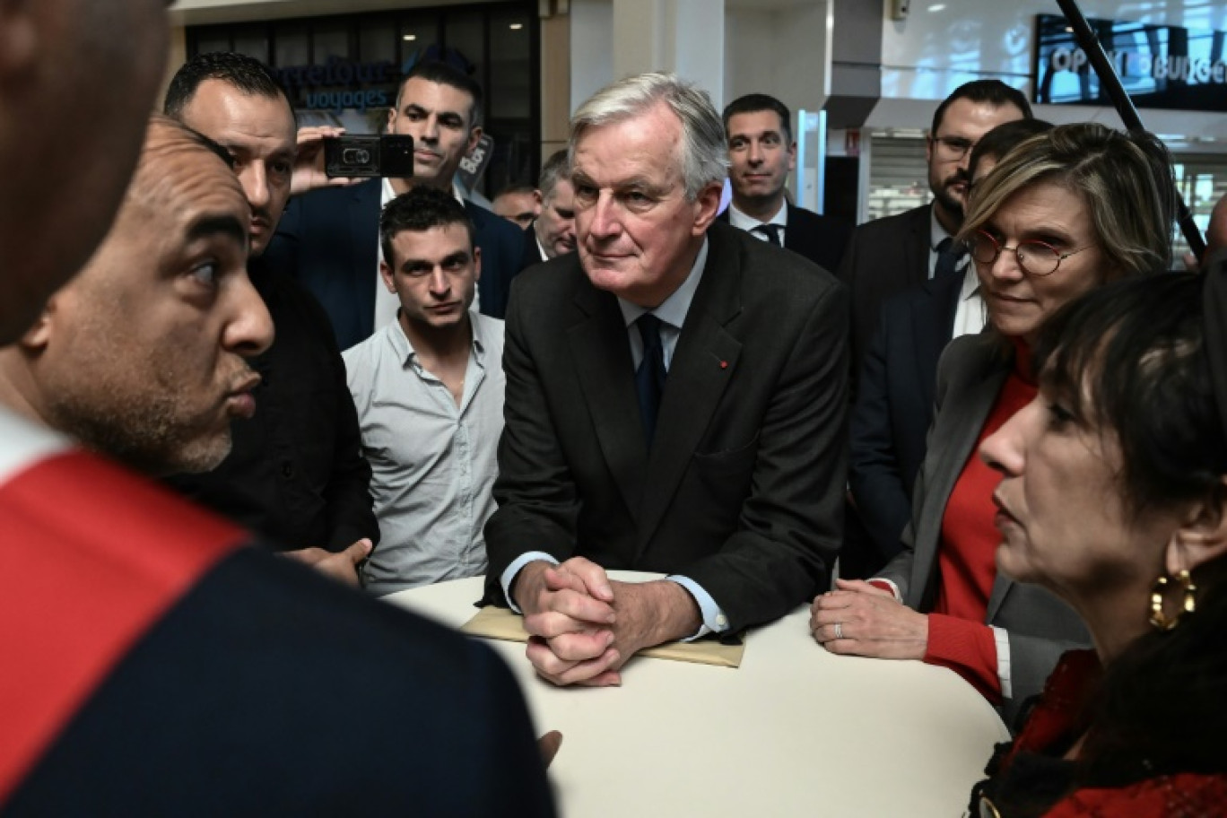 Le Premier ministre français Michel Barnier s'adresse à la presse lors de sa visite auprès des victimes des inondations, le 25 octobre 2024 à Givors (Rhône) © JEAN-PHILIPPE KSIAZEK