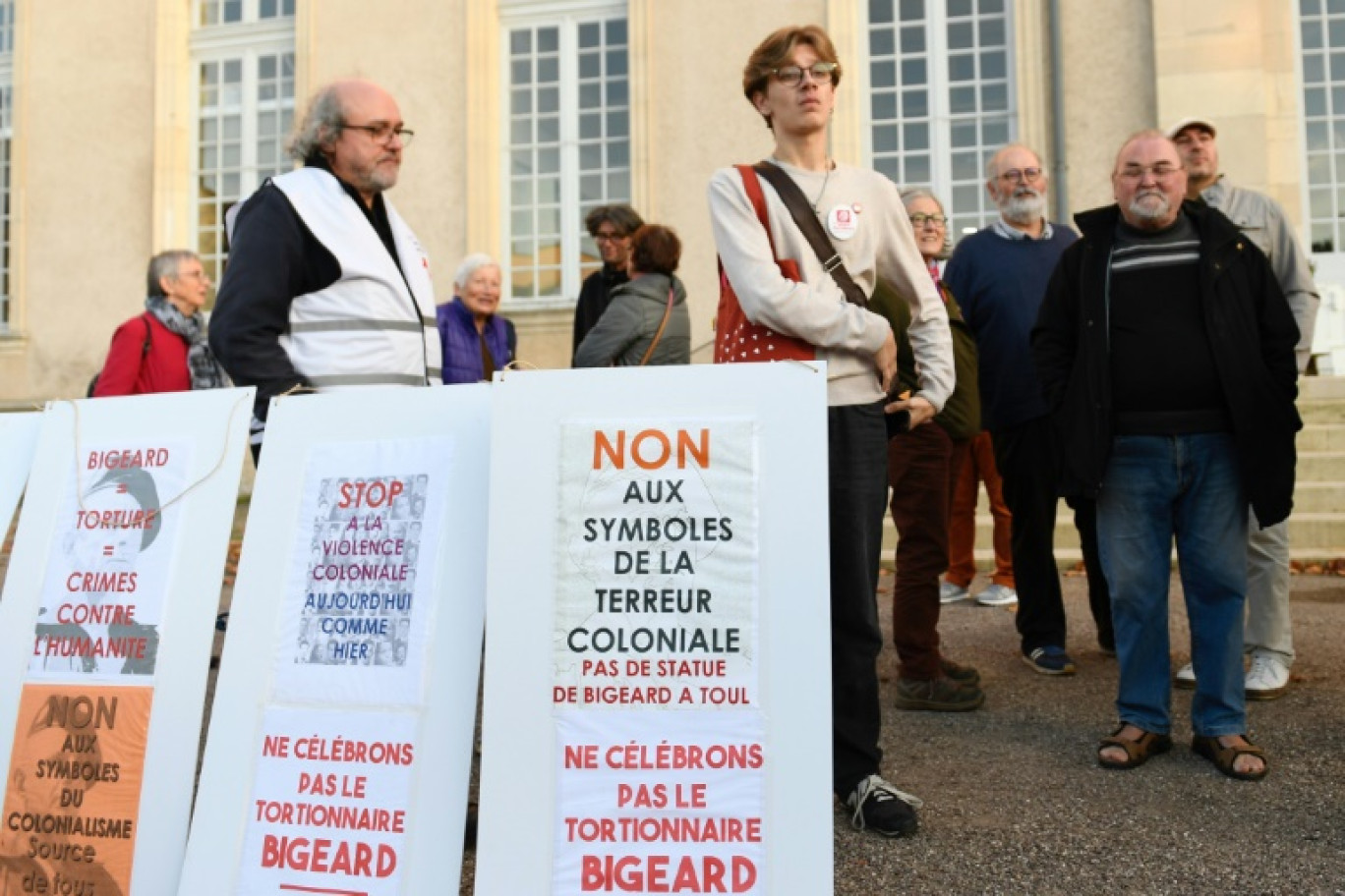 Des opposants à l'installation de la statue du sculpteur Boris Lejeune du général Marcel Bigeard, protestent devant la mairie, le 25 octobre 2024, à Toul, en Meurthe-et-Moselle © Jean-Christophe VERHAEGEN