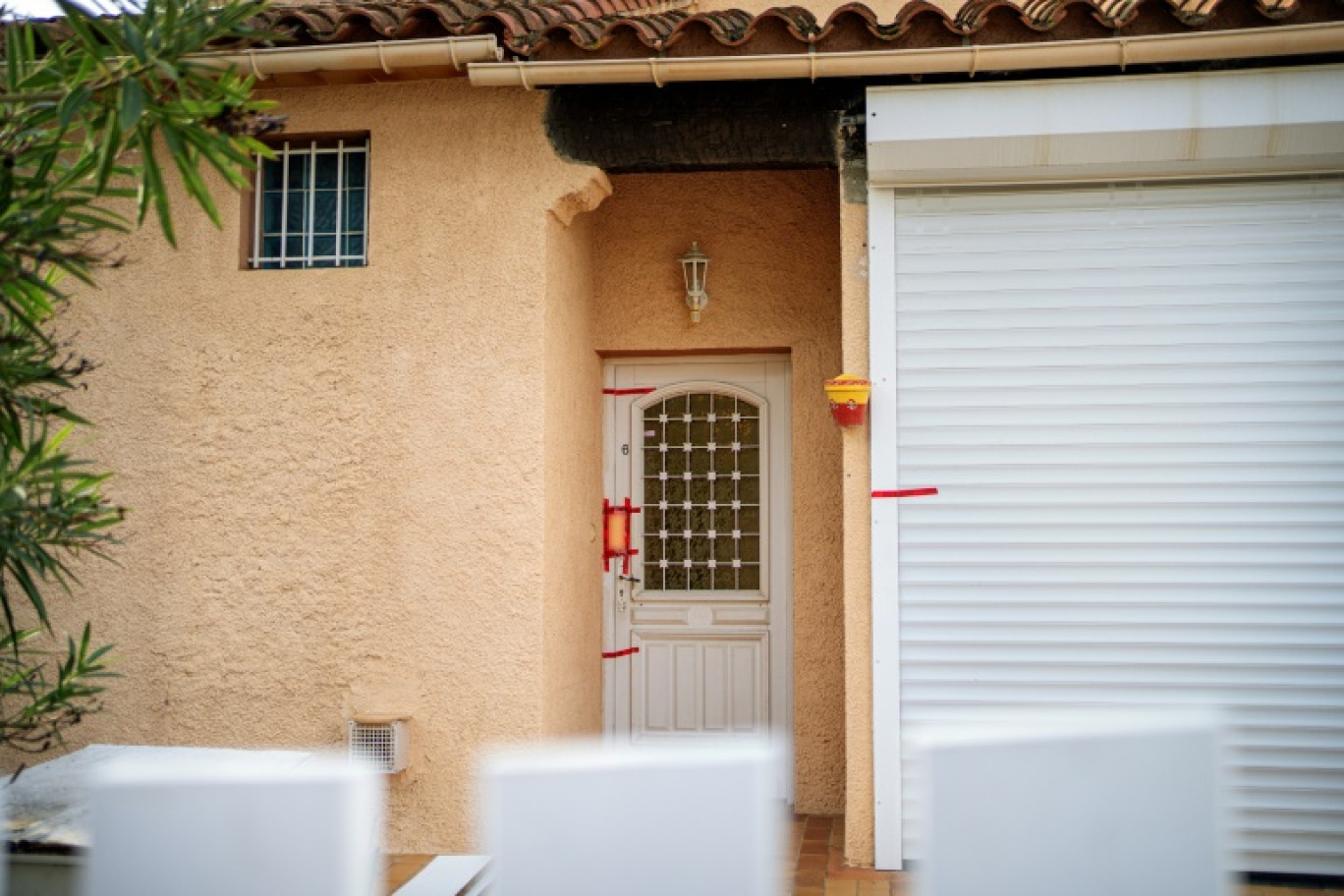 Des scellés placés sur la porte d'une maison où un adolescent a été retrouvé mort, le 25 octobre 2024 à Alenya, dans les Pyrénées-Orientales © IDRISS BIGOU-GILLES