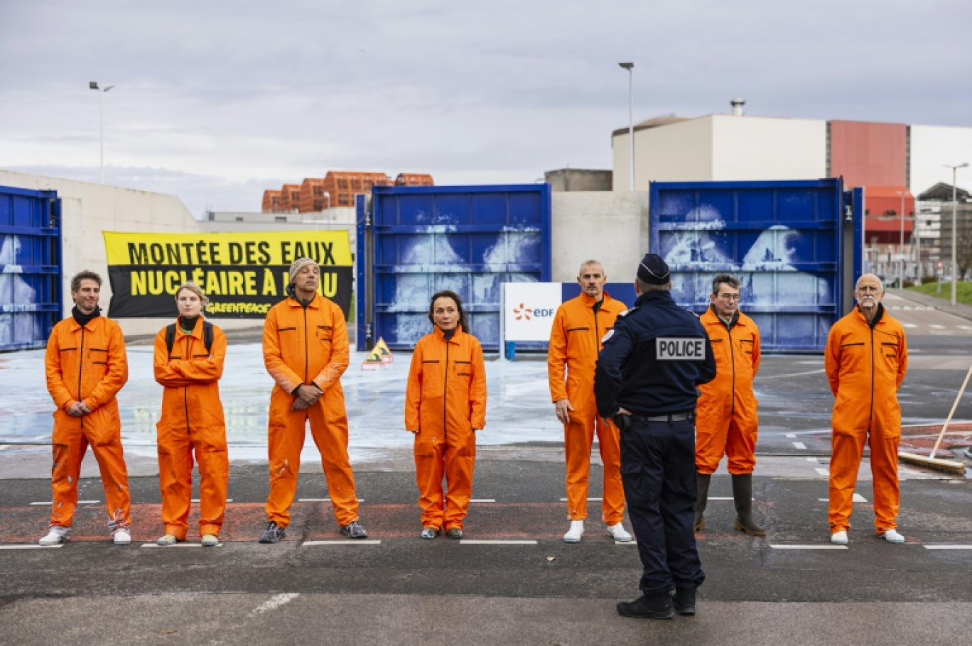 Des militants de Greenpeace interpellés par les forces de l'ordre à la centrale nucléaire de Gravelines (Nord) le 28 octobre 2024 © Sameer Al-DOUMY