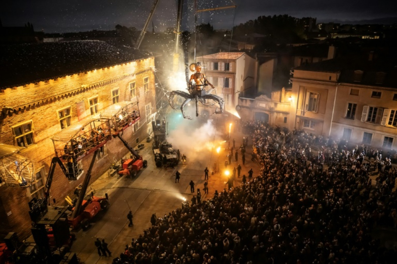 Lilith, la géante femme scorpion de l'opéra urbain conçu par la compagnie de théâtre de rue La Machine, à Toulouse le 25 octobre 2024 © Lionel BONAVENTURE