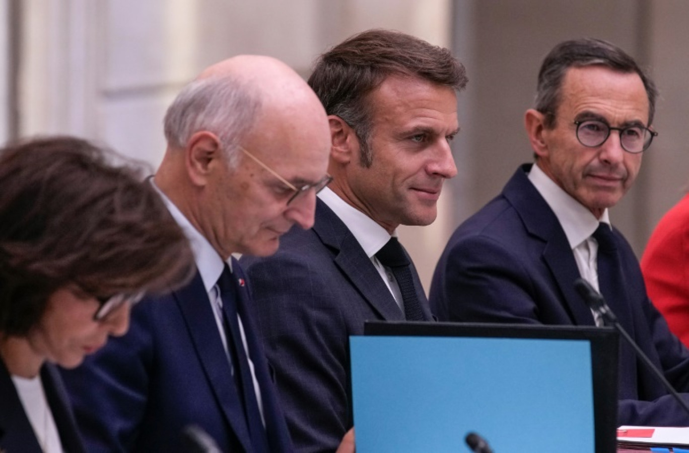 Le président de la République Emmanuel Macron (centre) et le ministre de l'Intérieur Bruno Retailleau lors du conseil des ministres à l'Elysée, à Paris, le 23 septembre 2024 © Christophe Ena