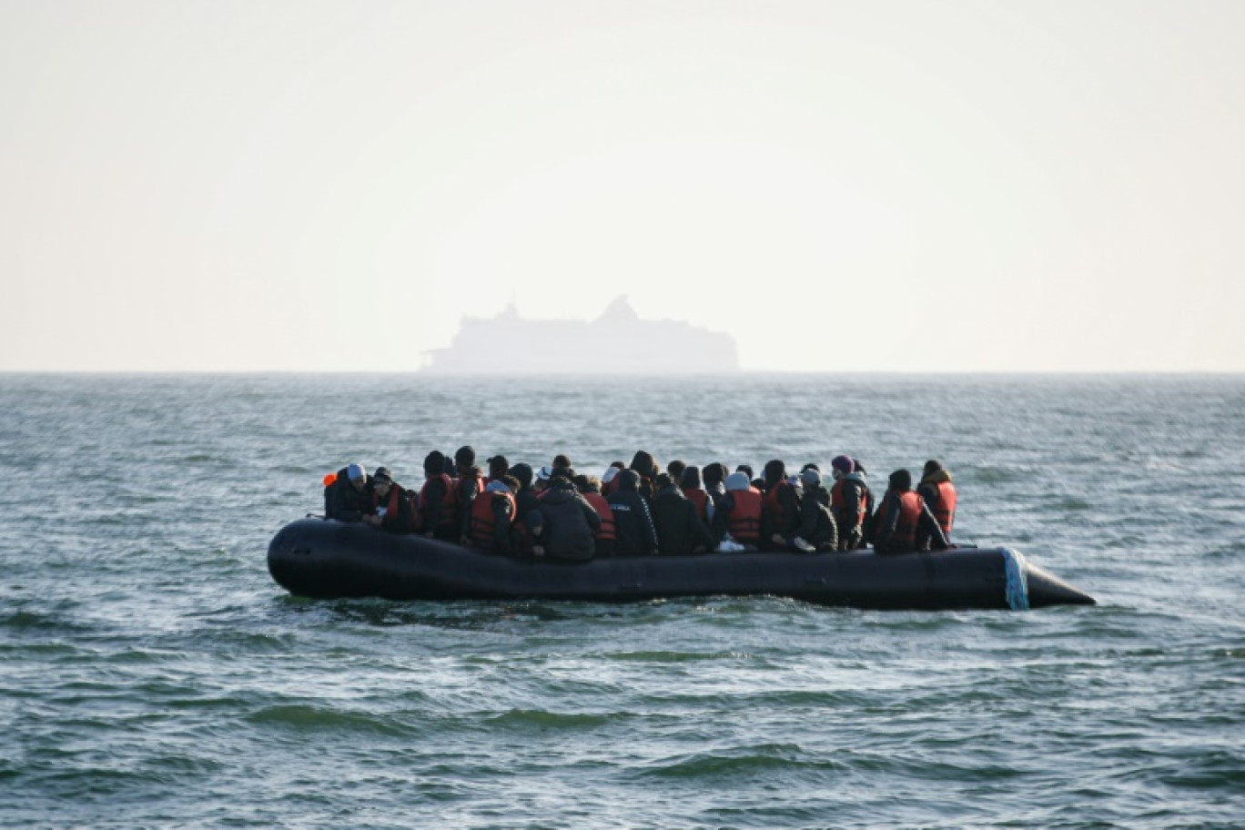 Des pompiers viennent en aide aux migrants rescapés du naufrage qui a fait un mort dans la Manche à Tardinghen (Pas-de-Calais), le 27 octobre 2024 © Bernard BARRON