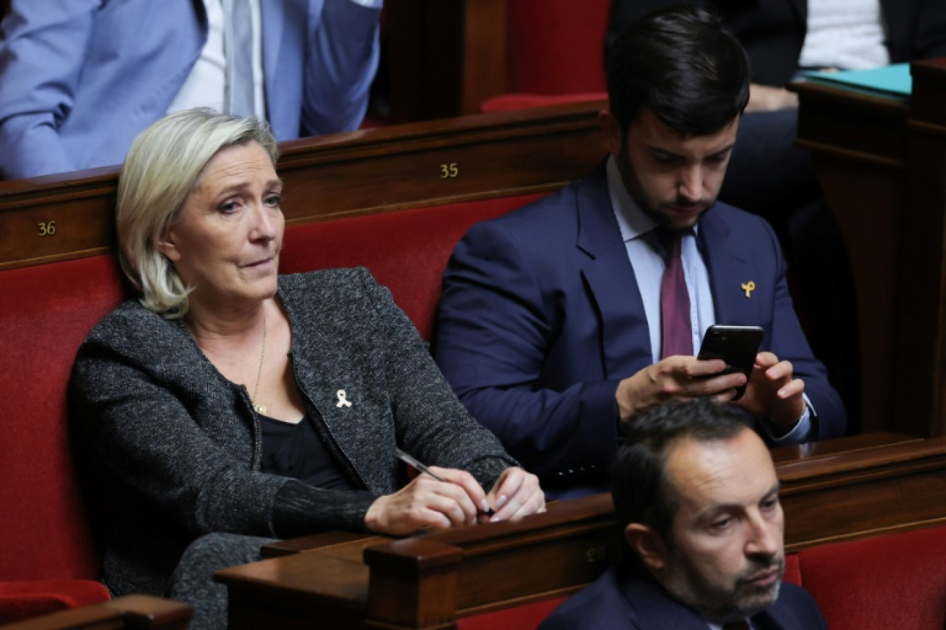 La présidente des députés Rassemblement national Marine Le Pen et les députés RN Jean-Philippe Tanguy et Sébastien Chenu à l'Assemblée nationale à Paris le 8 octobre 2024 © Thomas SAMSON