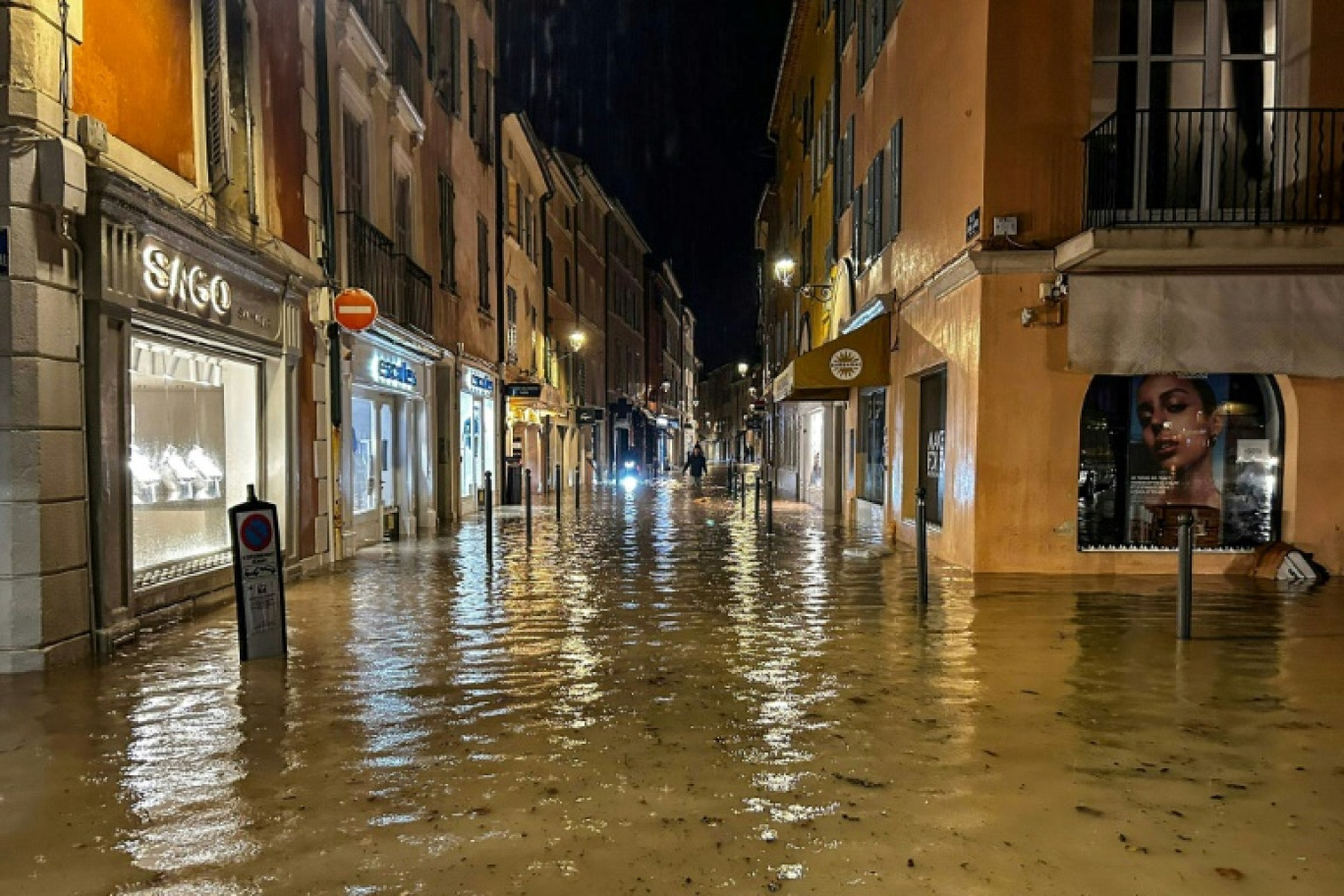 Une rue de Saint-Tropez après les fortes averses dans le Var, le 26 octobre 2024 © -