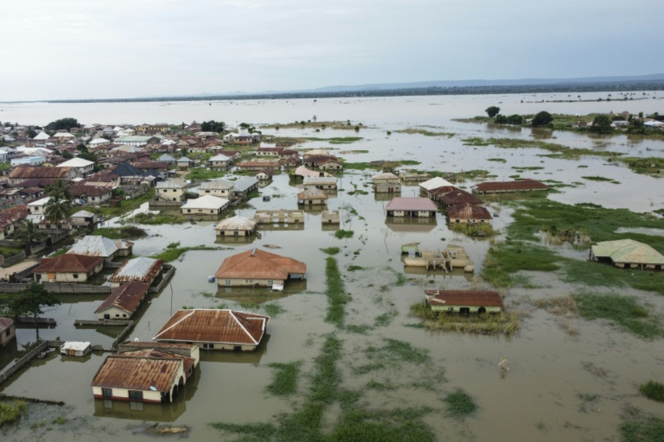 Des maisons submergées dans le district d'Adonkolo, à Lokoja, au Nigeria, le 12 octobre 2024, après la crue de deux grands fleuves © Haruna Yahaya