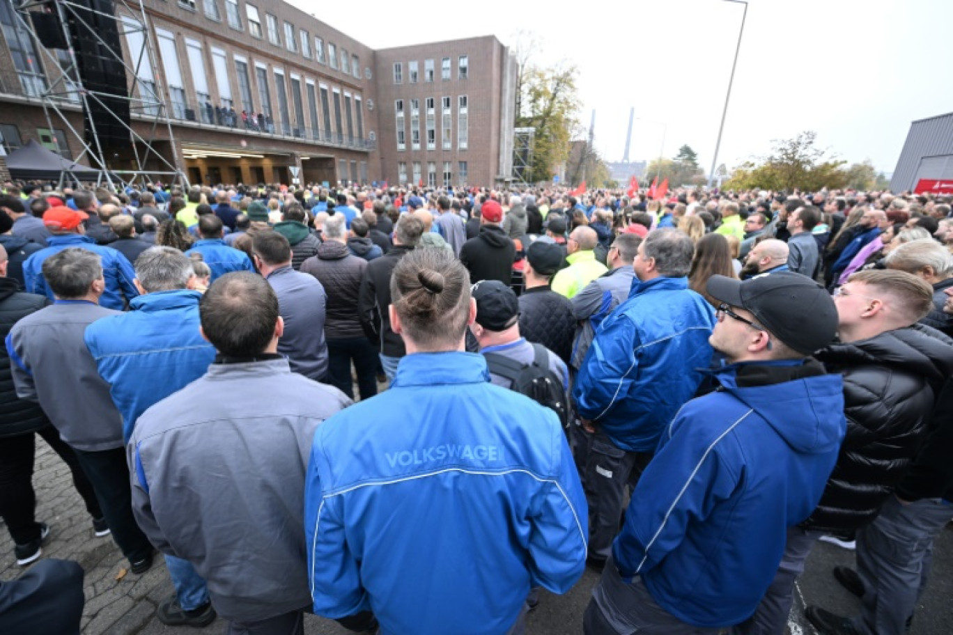 Des employés du constructeur automobile allemand Volkswagen assistent à une réunion d'information organisée par les syndicats le 28 octobre 2024 au siège de l'entreprise à Wolfsburg, dans le nord de l'Allemagne © Julian Stratenschulte