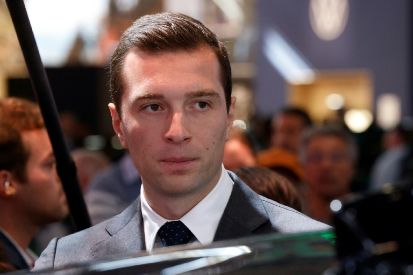 Le président du Rassemblement National Jordan Bardella en visite au Salon de l'automobile de Paris le 16 octobre 2024 © GEOFFROY VAN DER HASSELT