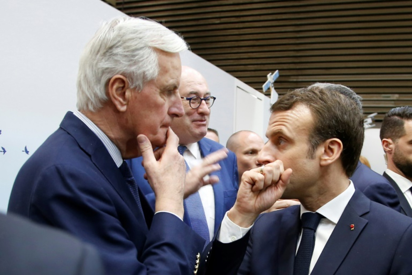 Le président français Emmanuel Macron (à droite) s'entretient avec le négociateur en chef de la Commission européenne sur le Brexit, Michel Barnier de l'époque au Salon international de l'agriculture à Paris, le 23 février 2019 © Michel Euler