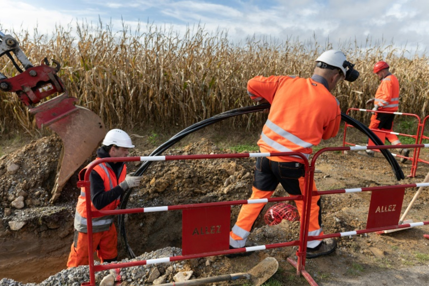 Des sous-traitants d'Enedis réalisent des travaux de terrassement pour créer une boîte de jonction entre deux réseaux de câbles souterrains, à Ergue-Gaberic, dans le Finistère, le 28 octobre 2024 © Fred TANNEAU