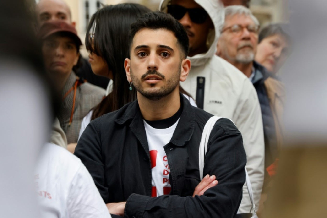 Le militant des droits de l'enfant Lyes Louffok assiste à un rassemblement d'anciens enfants placés à Paris le 7 mai 2024 © Ludovic MARIN