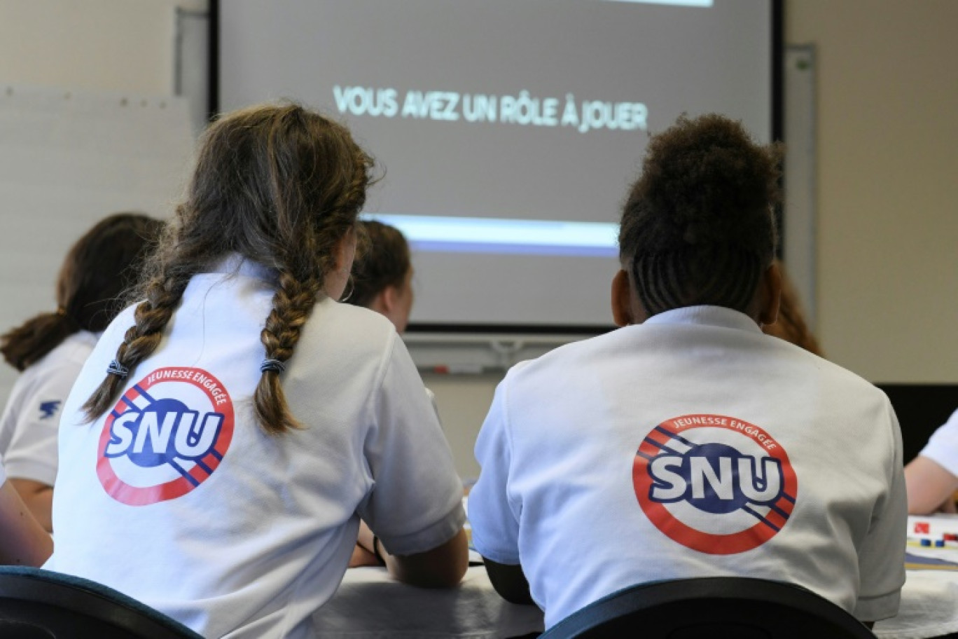 Des jeunes du SNU (Service national universel) regardent un film sur la base aérienne 116 de Luxeuil-Saint Sauveur, en Haute-Saône,  le 24 juin 2019 © SEBASTIEN BOZON