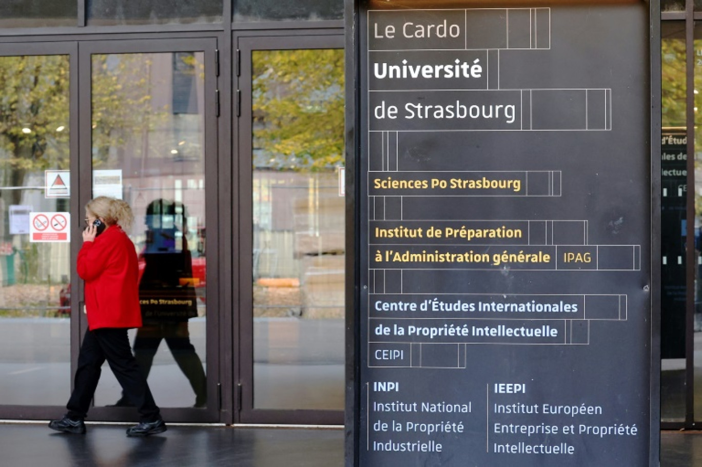 Une femme marche devant l'Institut d'études politiques (Sciences-Po) de Strasbourg, le 30 octobre 2024 © FREDERICK FLORIN