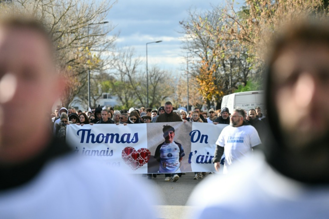 Une marche blanche en hommage à Thomas, adolescent tué à coups de couteau le 19 novembre 2023 lors d'un bal dans le village de Crépol (Drôme) © OLIVIER CHASSIGNOLE