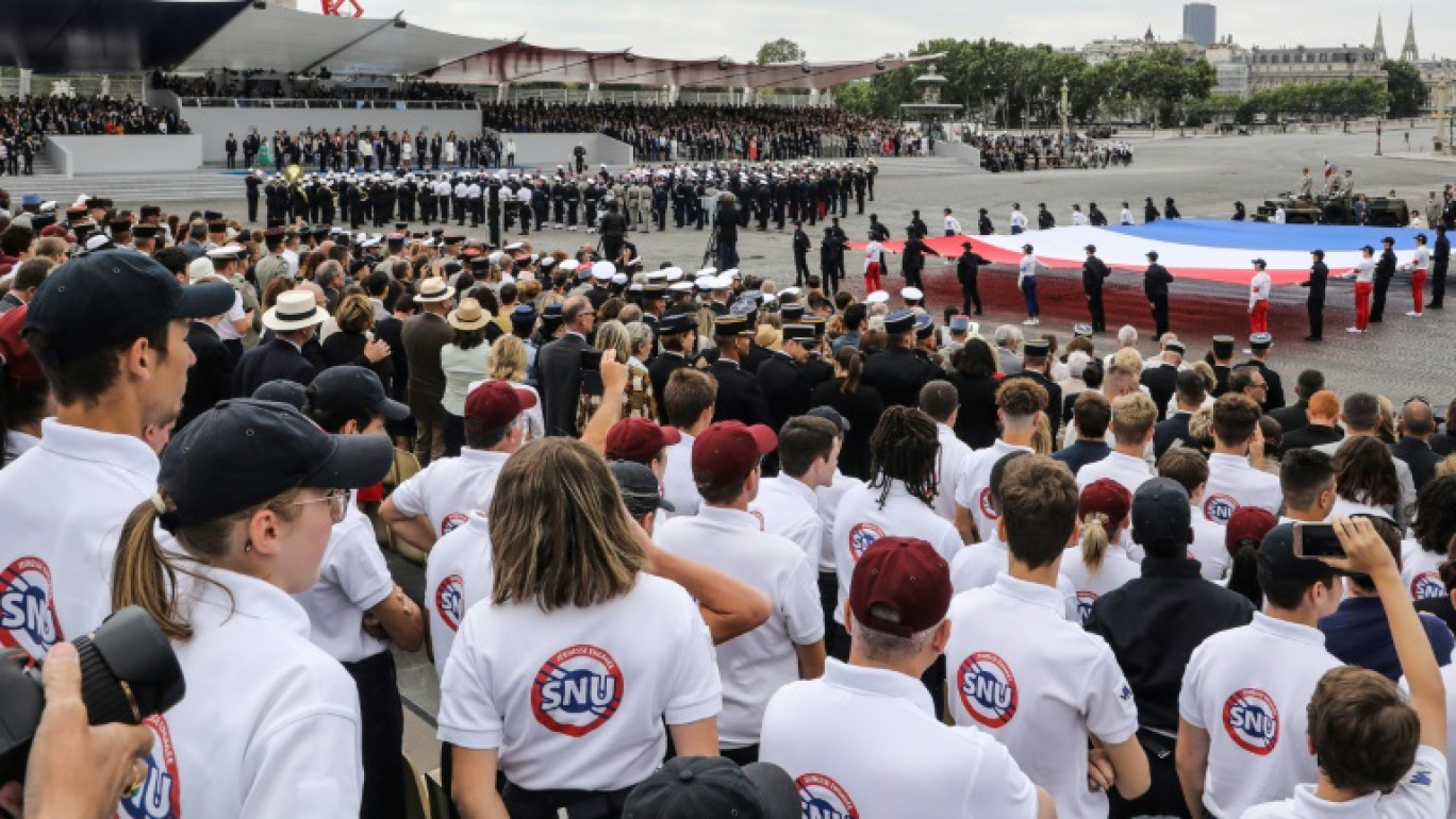 Des jeunes du SNU (Service national universel) assistent au défilé du 14-Juillet sur l'avenue des Champs-Élysées à Paris, le 14 juillet 2019 © LUDOVIC MARIN