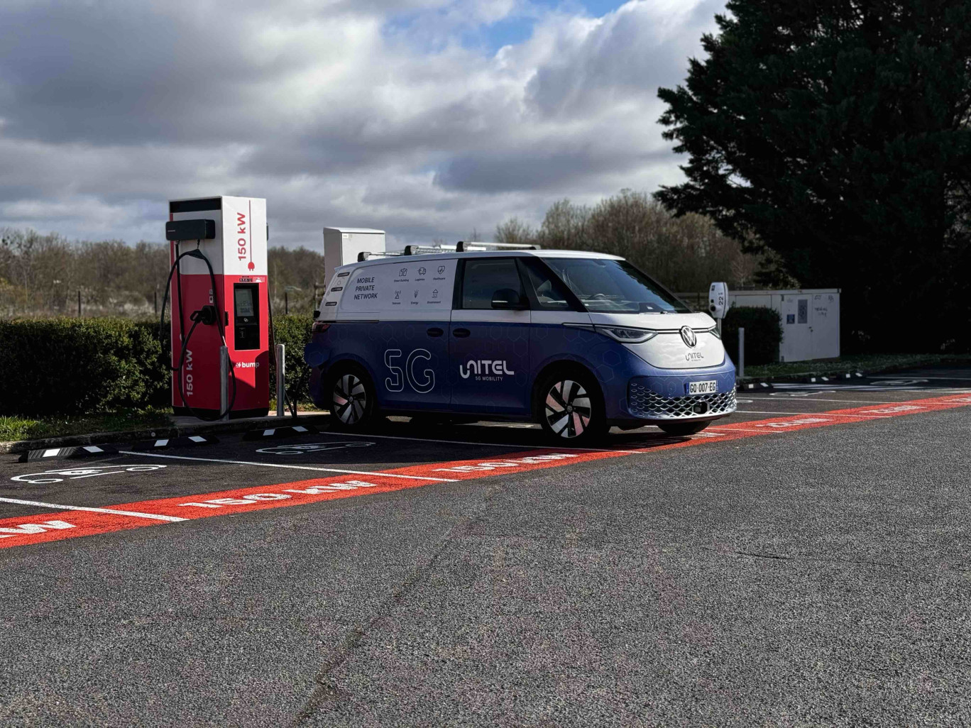 En station de recharge, un véhicule électrique connecté. ©DR Unitel