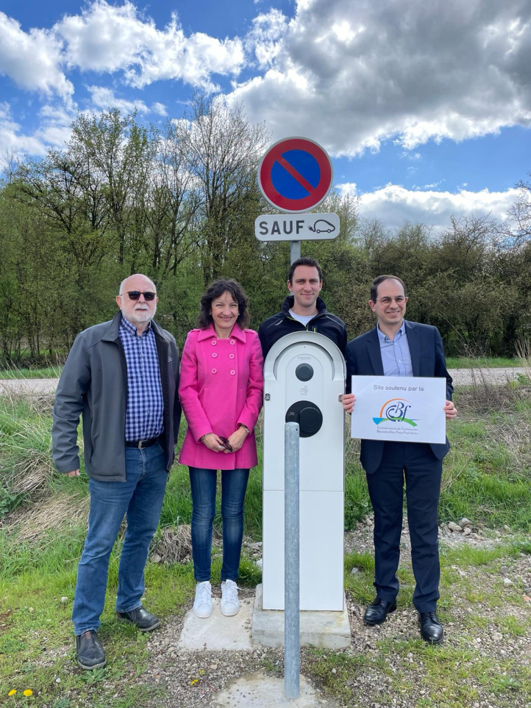 © Bouzonvillois Trois Frontières. Inauguration d'une borne de recharge électrique en présence du président de la Communauté de communes, Armel Chabane.