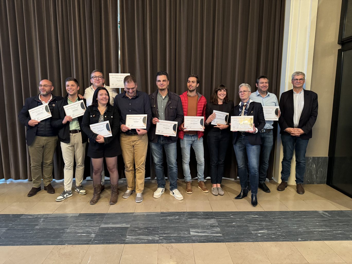 Les 10 chefs d’entreprises de la 38ème promotion Everest, lors de la cérémonie de remise des diplômes. © Aletheia Press / D.Boulogne