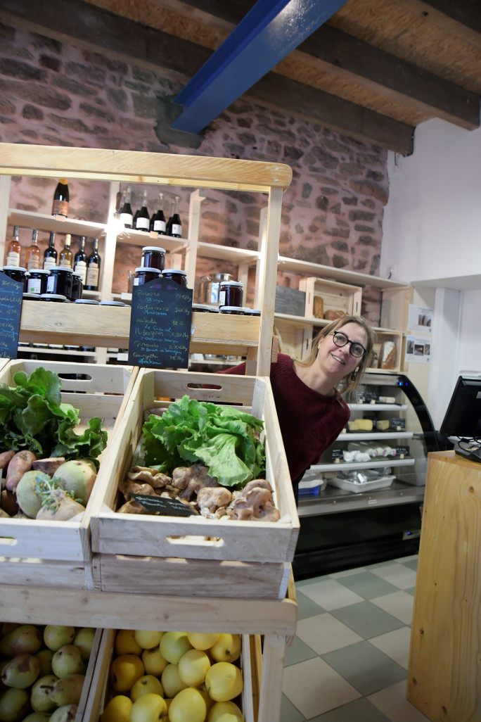 Pauline Veillerot a créé une épicerie de proximité, Du vent dans les fleurs, qui cuisine également les produits dans son restaurant. (© Sophie Vannier)