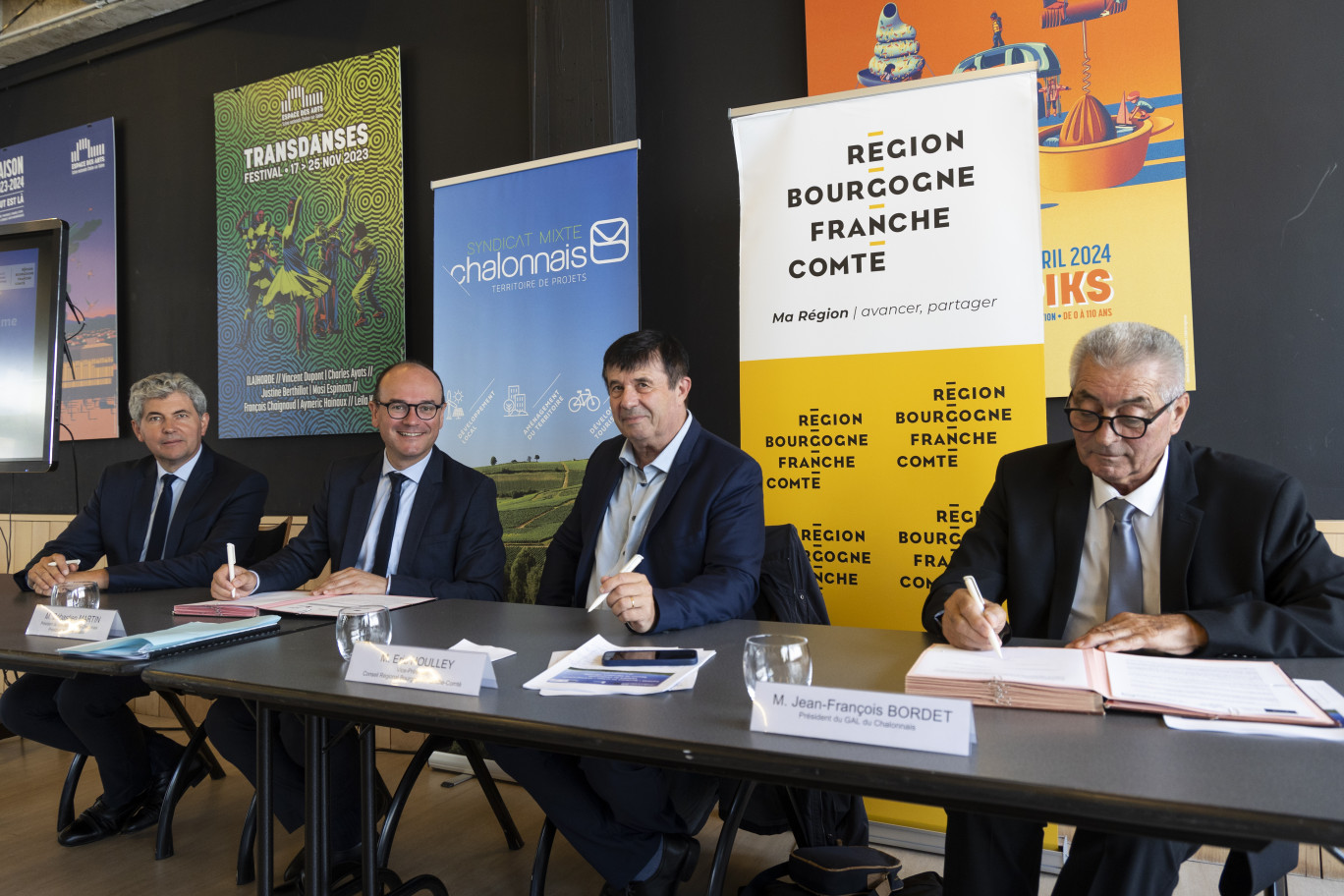 Les élus du Chalonnais ont signé le contrat « territoire en action » avec le Conseil régional. Le territoire profitera ainsi d’une enveloppe de 14 millions d’euros. (© Conseil Régional / © Syndicat Mixte du Chalonnais)