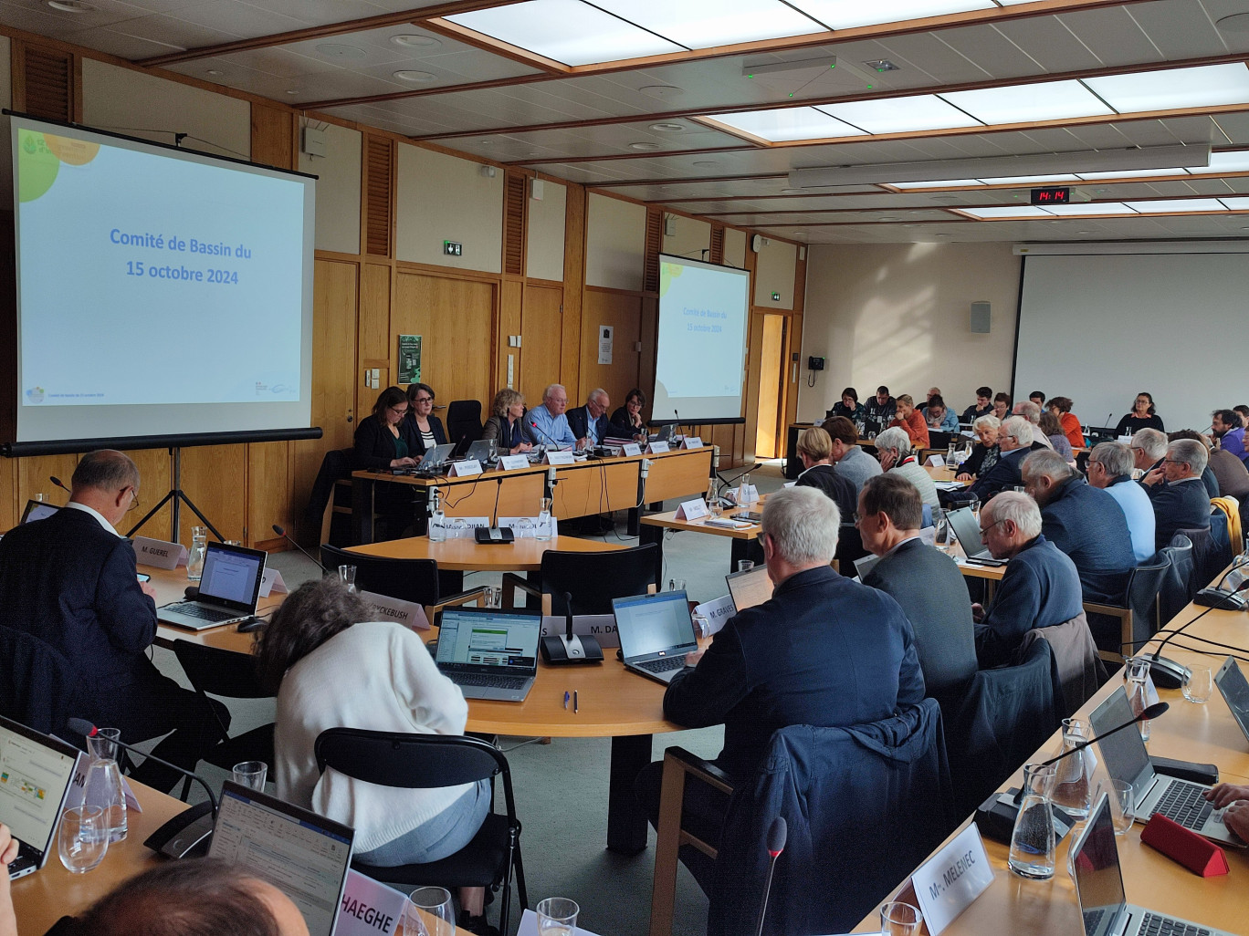 Le comité de bassin, aussi appelé Parlement de l’eau, est composé des acteurs économiques du territoire, mais aussi des associations environnementales, des élus et des services de l’Etat. © Agence régionale de l’eau.