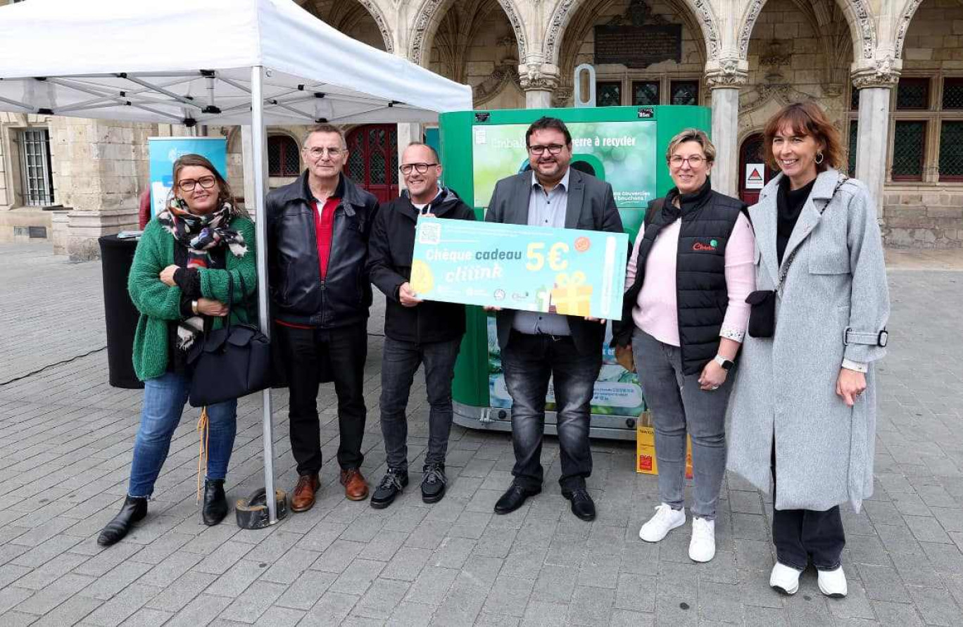 Les élus, commerçants et responsables de Terradona ont signé une convention.