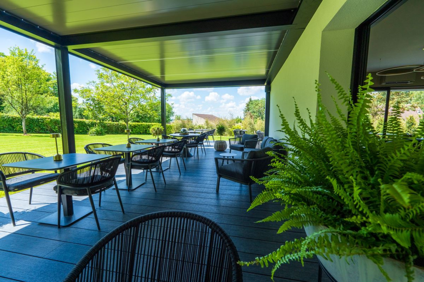 La grande terrasse de l'Impasse ouverte sur le jardin.