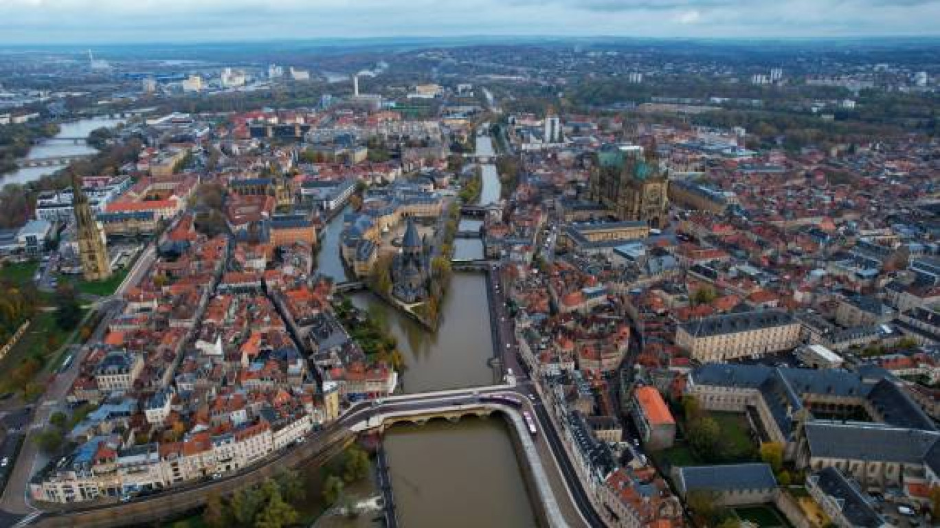 À Metz, le prix de vente médian d'une maison ancienne est de 240 300 € et de 2 370 €/m² pour un apparemment ancien.