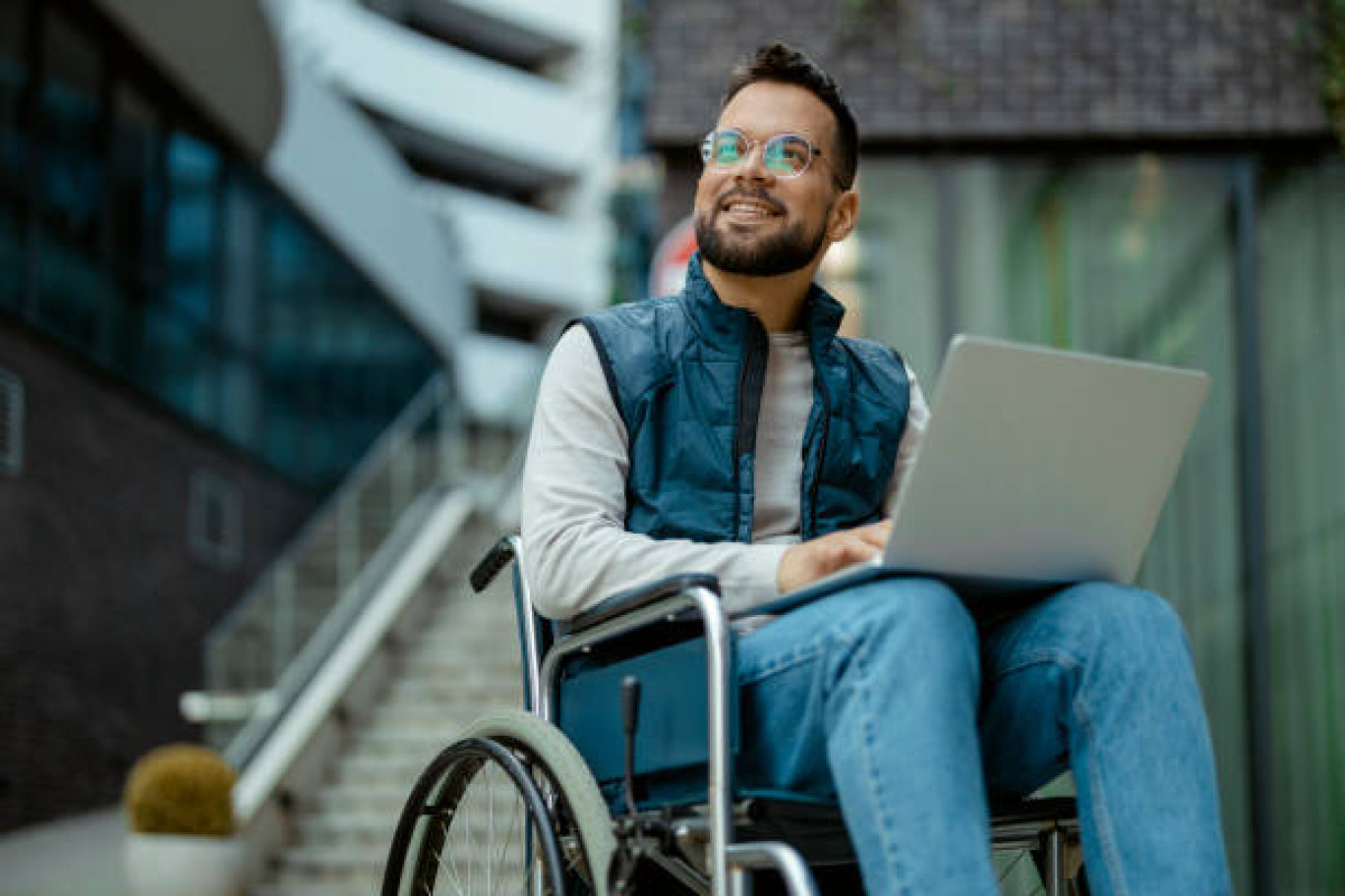 Donner les clés au salarié handicapé et à son employeur pour trouver des solutions du quotidien et développer l'autonomie. 