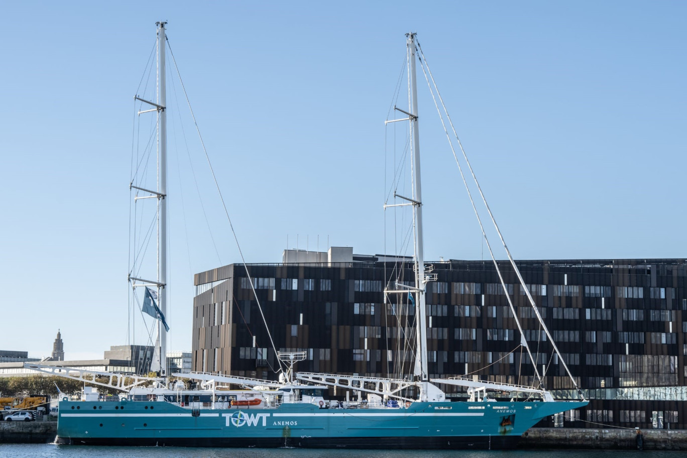 Les mâts de 70 m accueillent les plus grandes voiles du monde, d’une superficie de plus de 700 m². Lors de sa traversée transatlantique, l’Anémos a assuré une moyenne de 10 nœuds, avec une pointe à 16,2 nœuds. (© TWOT)