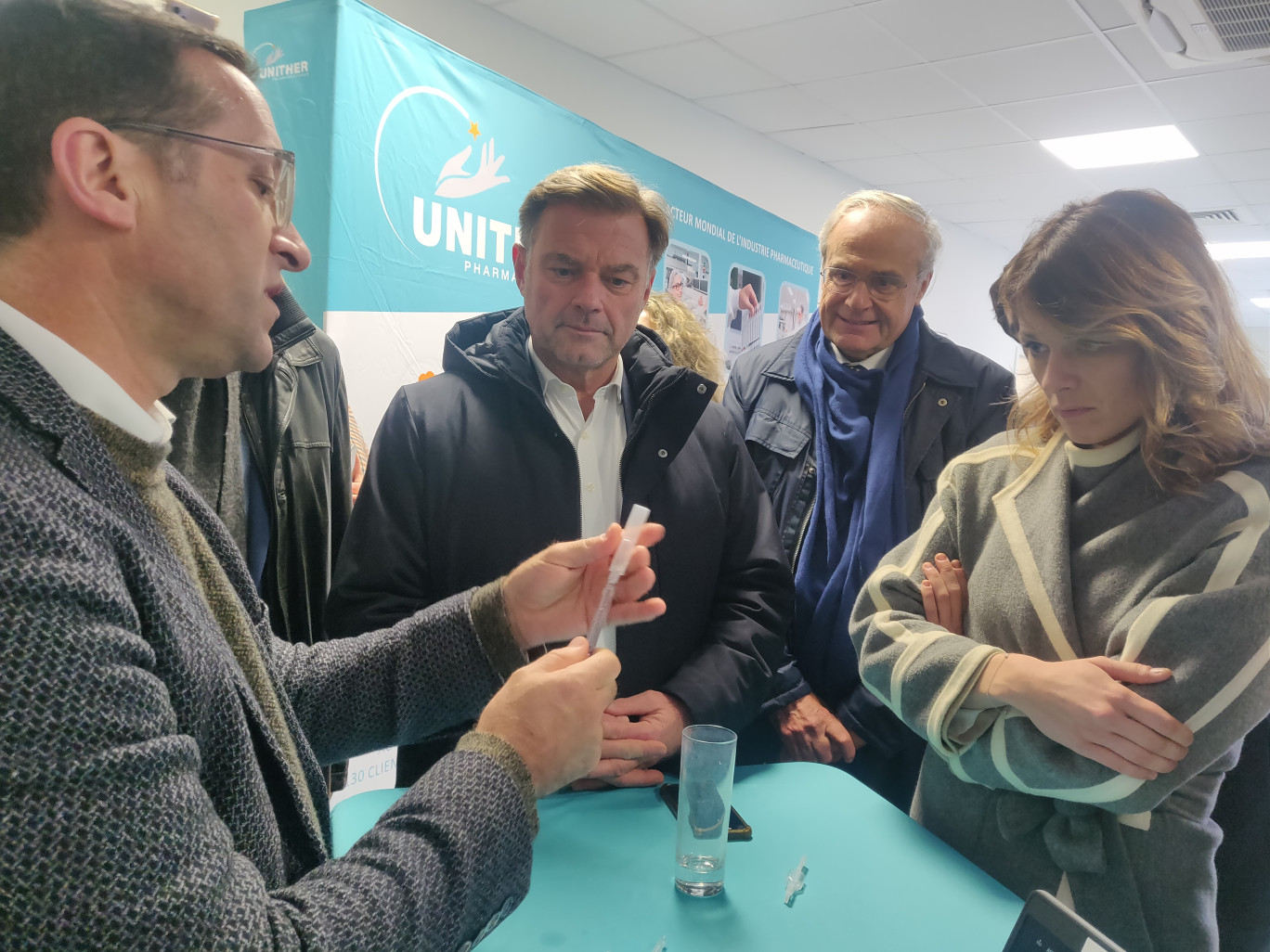 Johann Cauvez présente le nouveau produit d’Unither à Hubert de Jenlis, maire d’Amiens, Rollon Mouchel-Blaisot, préfet de la Somme et Maud Bregeon. (@Aletheia Press/DLP)